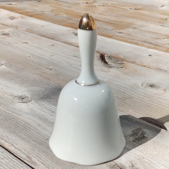 Vintage Canada's Wonderland Porcelain Bell Made in Japan - Picture 3 of 5